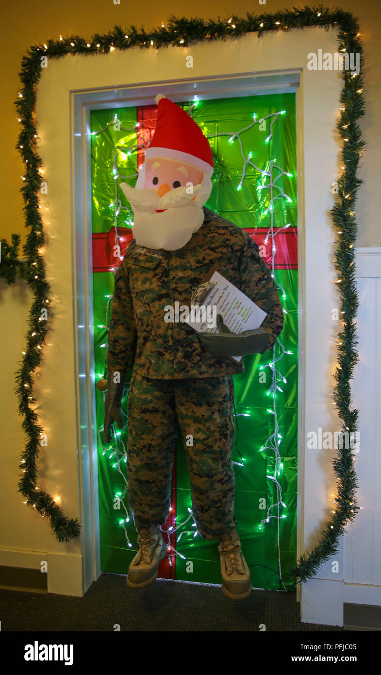 Varias puertas decoradas fueron juzgadas en un concurso en el Marine Corps  contratar Depot San Diego, 10 de diciembre. Tres magistrados fueron  elegidos para dar a cada puerta un puntaje basado en