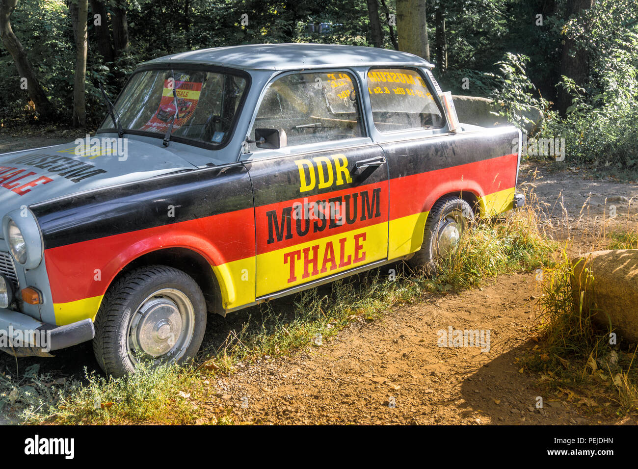 Thale, Sajonia-Anhalt, Alemania, 12 de julio de 2018: feo viejo Trabant con negro-rojo-oro de la pintura como publicidad para el Museo de la RDA Thale. Foto de stock