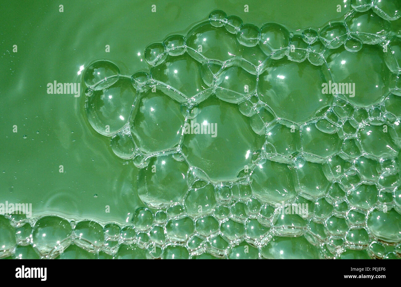 Burbujas brillantes sobre la superficie del agua en la cuenca de una fuente  Fotografía de stock - Alamy