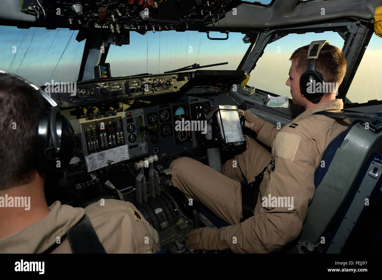La Fuerza Aerea De Los Ee Uu E 3 Sentry Sistema Aerotransportado De Alerta Y Control Awacs Pilotos Se Preparan Para Repostar Con Un Kc 135 Stratotanker De La Usaf En El Suroeste De Asia La Fuerza Aerea De Los Ee Uu E 3 Sentry Sistema Aerotransportado De Alerta Y Control Awacs Pilotos Se Preparan Para Repostar Con Un Kc 135 Stratotanker De La Usaf En El Suroeste De Asia