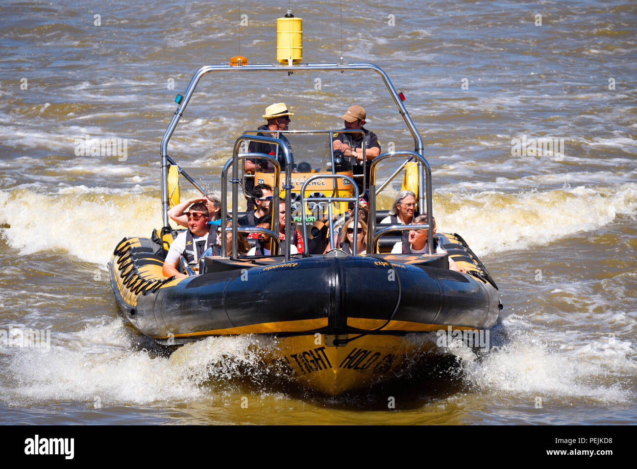 Thames Rib Experience un paseo de placer en barco. Tráfico fluvial en el río Támesis, Londres, Reino Unido. Agárrate con fuerza. Paseos en lancha rápida Foto de stock