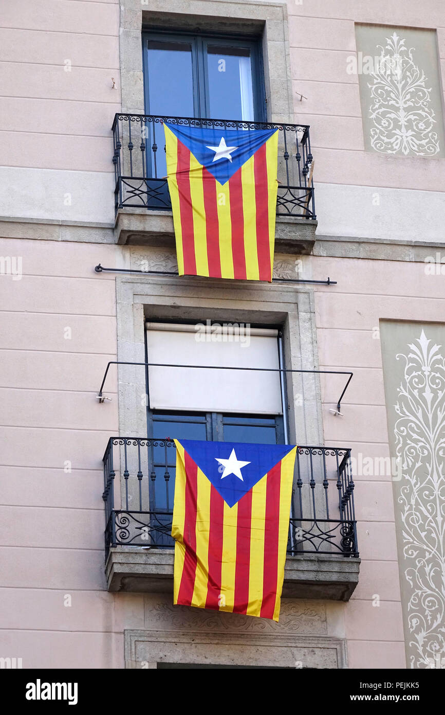 Catalán banderas nacionales en las terrazas de los apartamentos en Barcelona, España, en apoyo de una Cataluña independiente Foto de stock
