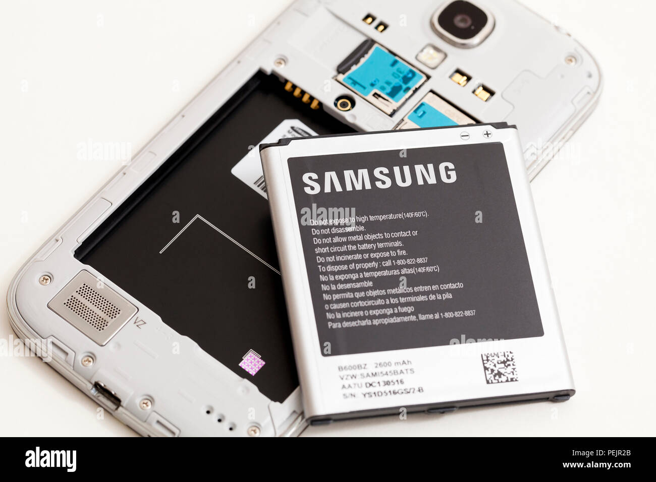 Teléfono móvil Samsung Galaxy con la espalda cubierta quitada, mostrando Samsung batería - EE.UU. Foto de stock