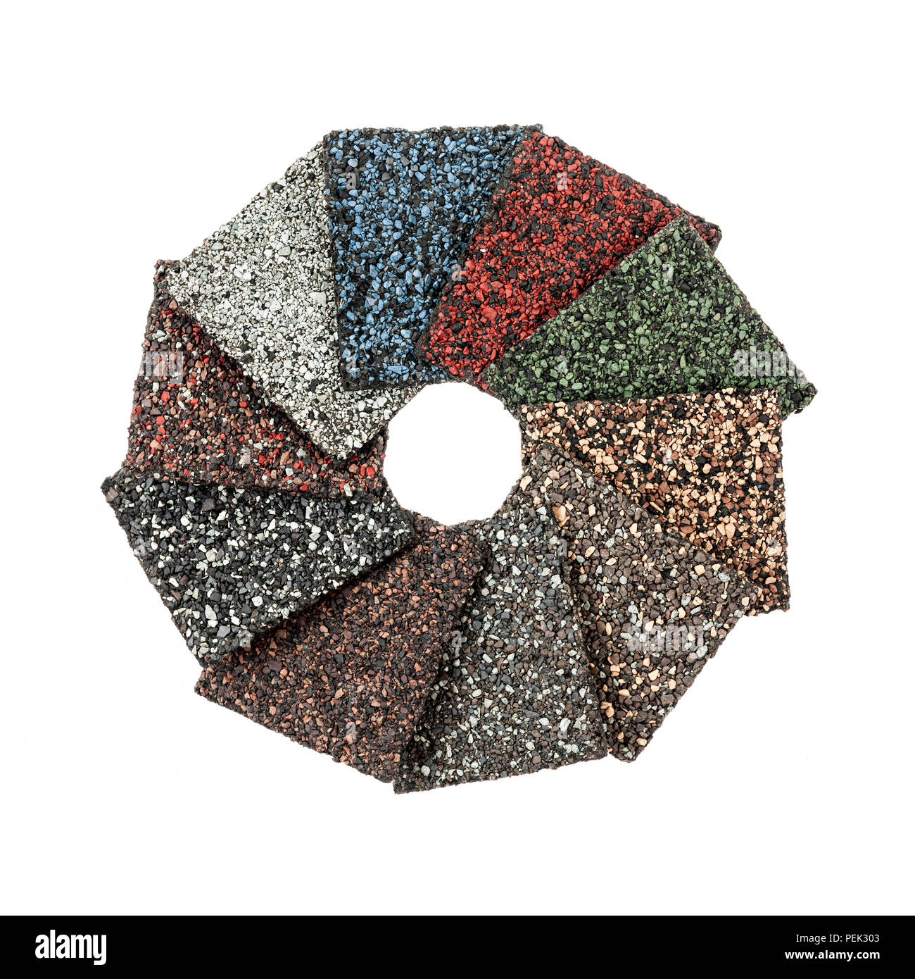 Materiales para techos tejas de asfalto muestras de distintos colores sobre fondo blanco aisladas dispuestas en círculo Foto de stock