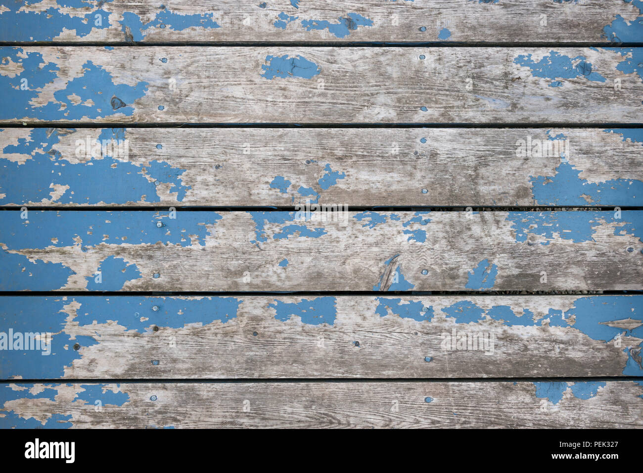 Fondo rústico de tableros de madera desgastada con restos de pintura azul antiguo Foto de stock