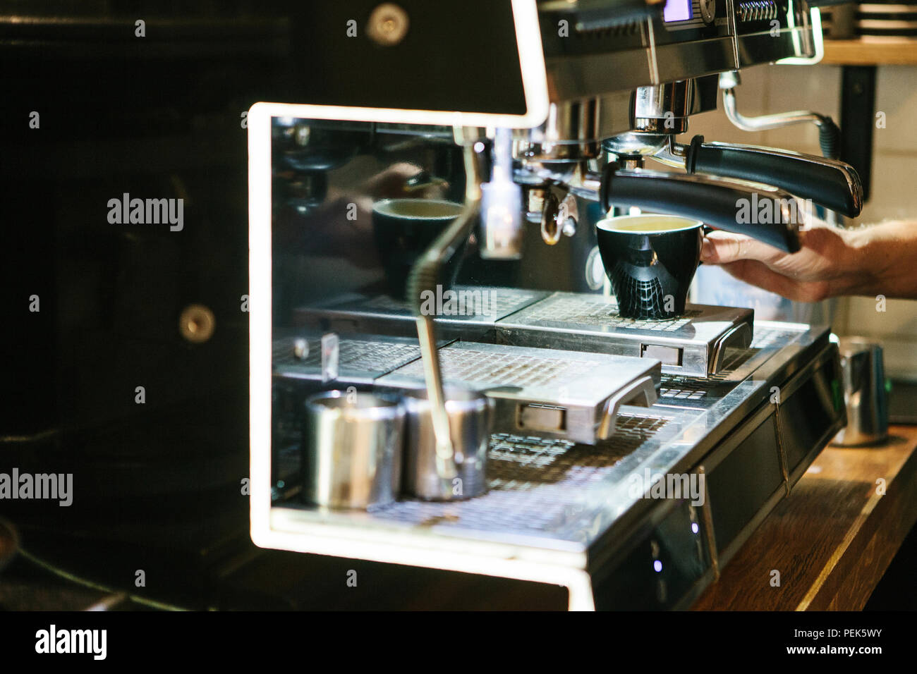Máquina de café con vapor en el proceso Fotografía de stock - Alamy