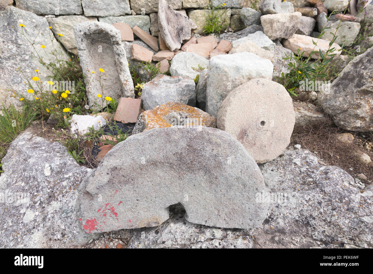 Muelas en Perperikon antigua excavación con los restos de la antigua cultura griega y Tracia en Bulgaria Foto de stock