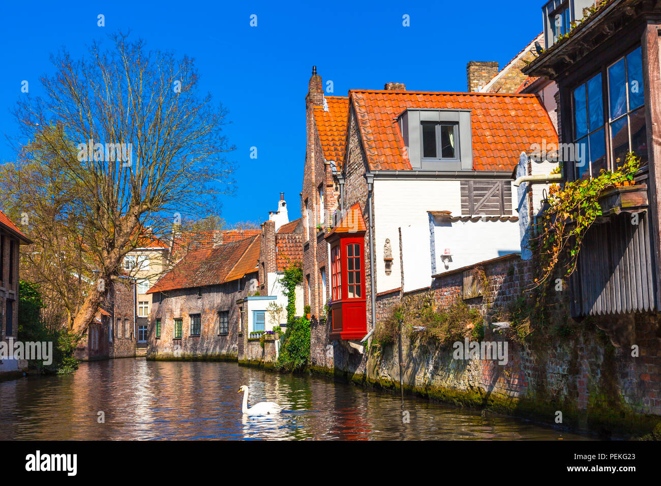 Impresionante vista de la ciudad de Brujas, con canales y casas,Bélgica. Foto de stock