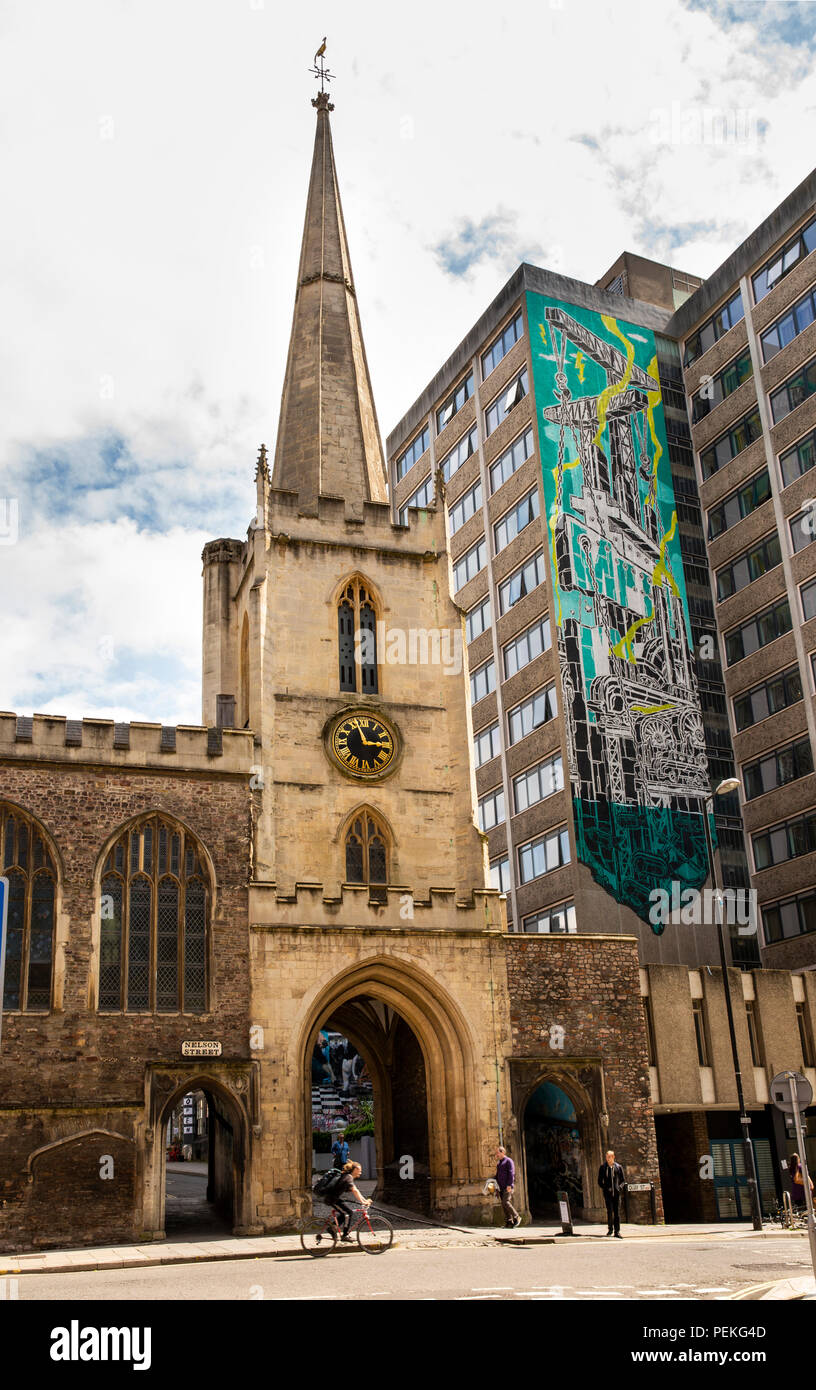 Reino Unido, Inglaterra, Bristol, Nelson Street, Quay Street, North Gate, a través de la Iglesia de San Juan Bautista Foto de stock