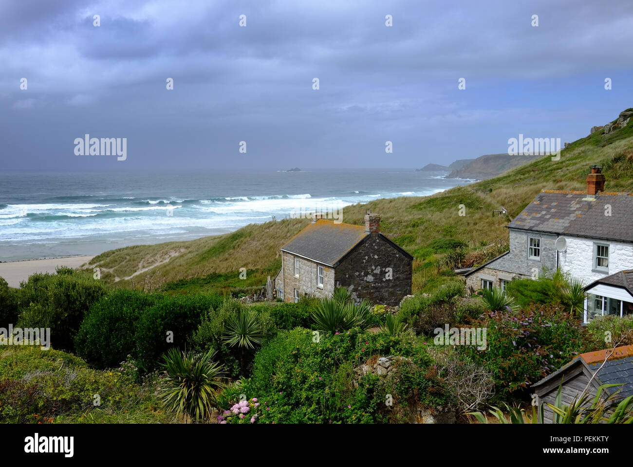 Casas en la costa en Whitesand Bay, Cornwall Foto de stock
