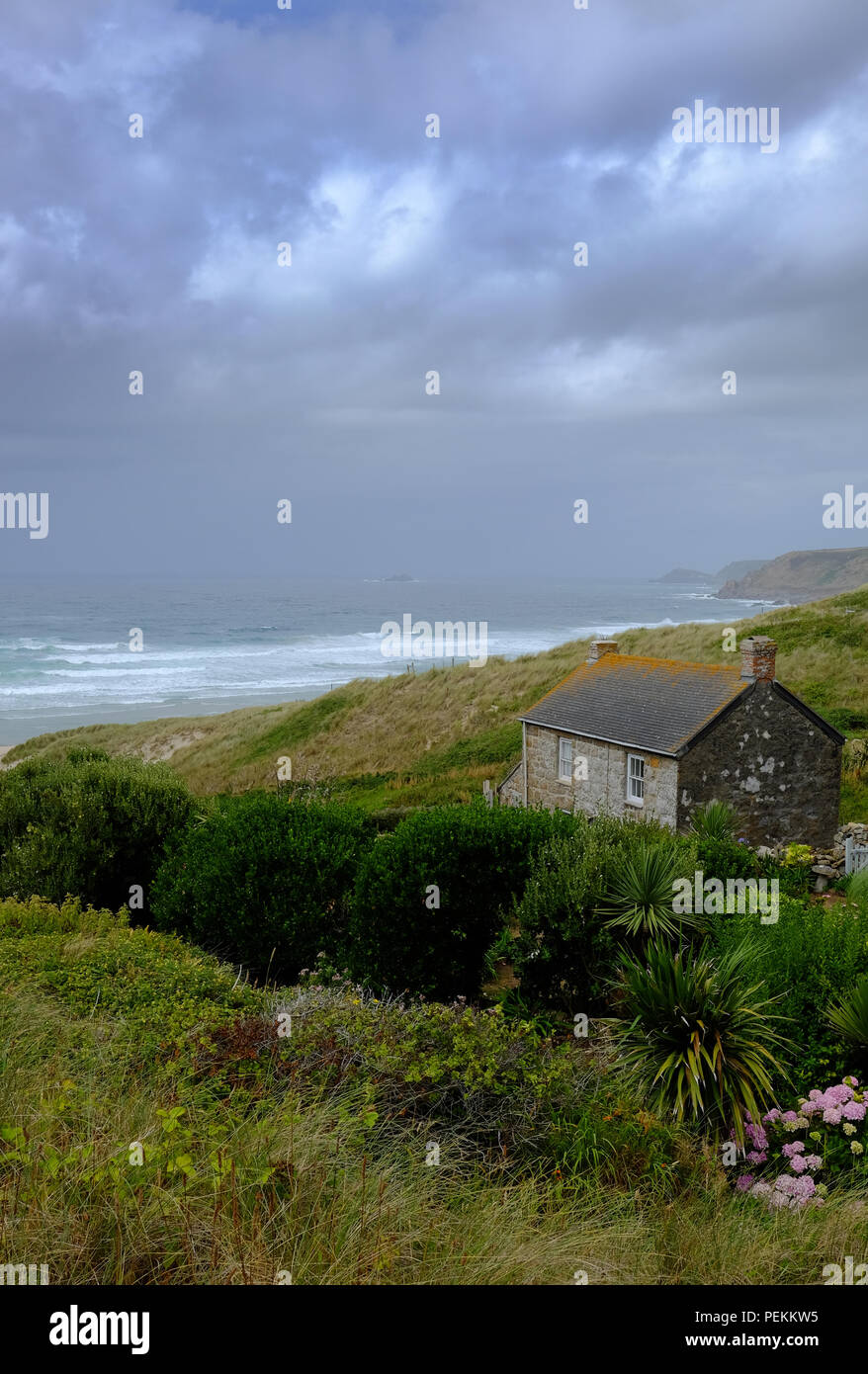 Casa solitaria en Whitesand Bay, Cornwall Foto de stock