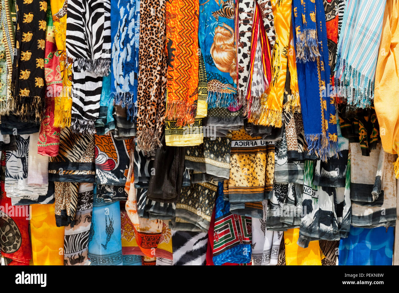 Colores brillantes pañuelos africanos y pareos Fotografía de stock - Alamy
