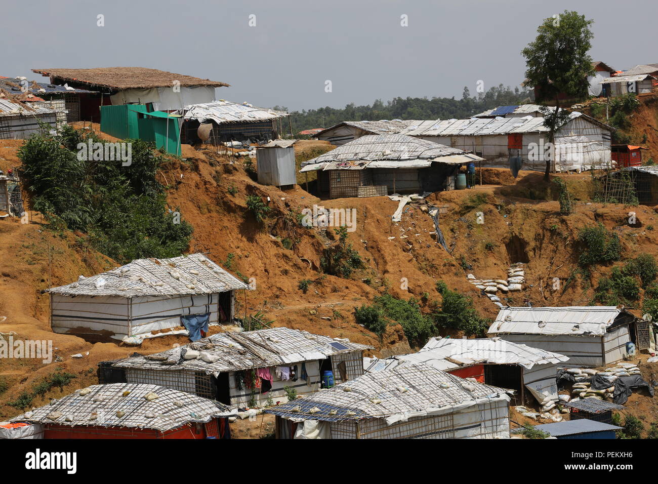 Cox's Bazar, Bangladesh. Campamento de refugiados rohingya visto en un campamento de refugiados en Ukhia, Cox's Bazar, Bangladesh el 3 de agosto de 2018. Lluvias monzónicas causaron inundaciones deslizamientos en el campamento de refugiados más grande del mundo en Bangladesh, donde más de un millón de personas están viviendo Rohingya en bambú y hoja de lona y refugios. Más de medio millón de refugiados rohingya de Myanmar del estado de Rakhine, han huido a Bangladesh desde el 25 de agosto de 2017, según la ONU. Los militares de Myanmar la última campaña contra los Rohingyas comenzó después del ataque contra varios puestos de policía en el estado de Rakhine. Foto de stock