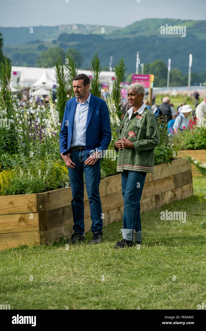 Adam Frost & Arit Anderson 2 presentadores de la celebridad, la grabación del programa de televisión de la BBC, Mundo del jardinero - RHS Chatsworth Flower Show, Derbyshire, Inglaterra, Reino Unido. Foto de stock