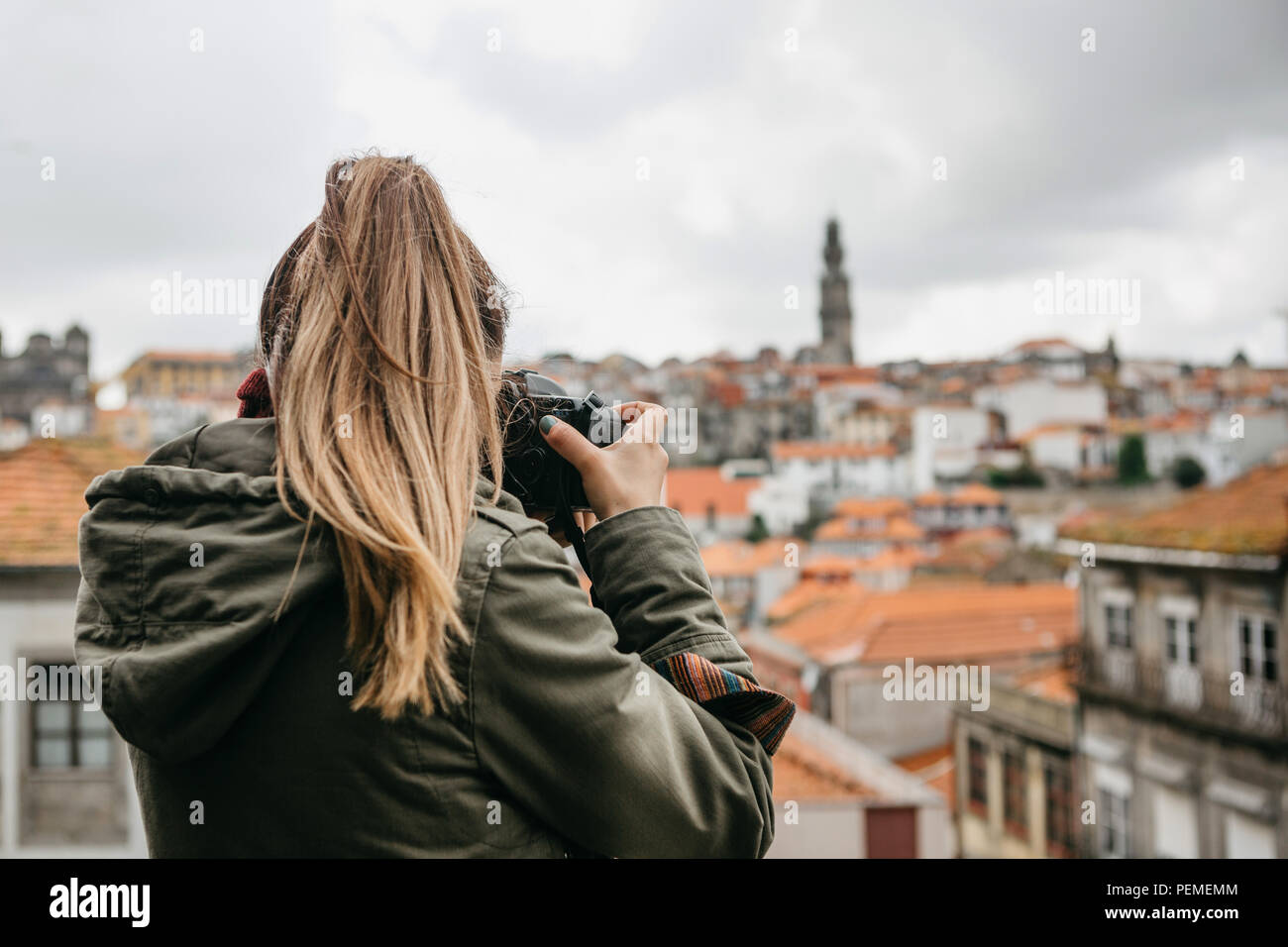 Un fotógrafo profesional de viajes turísticos o fotografías un hermoso  paisaje urbano de Oporto en Portugal. Fotografía profesional o interesante  hobby Fotografía de stock - Alamy