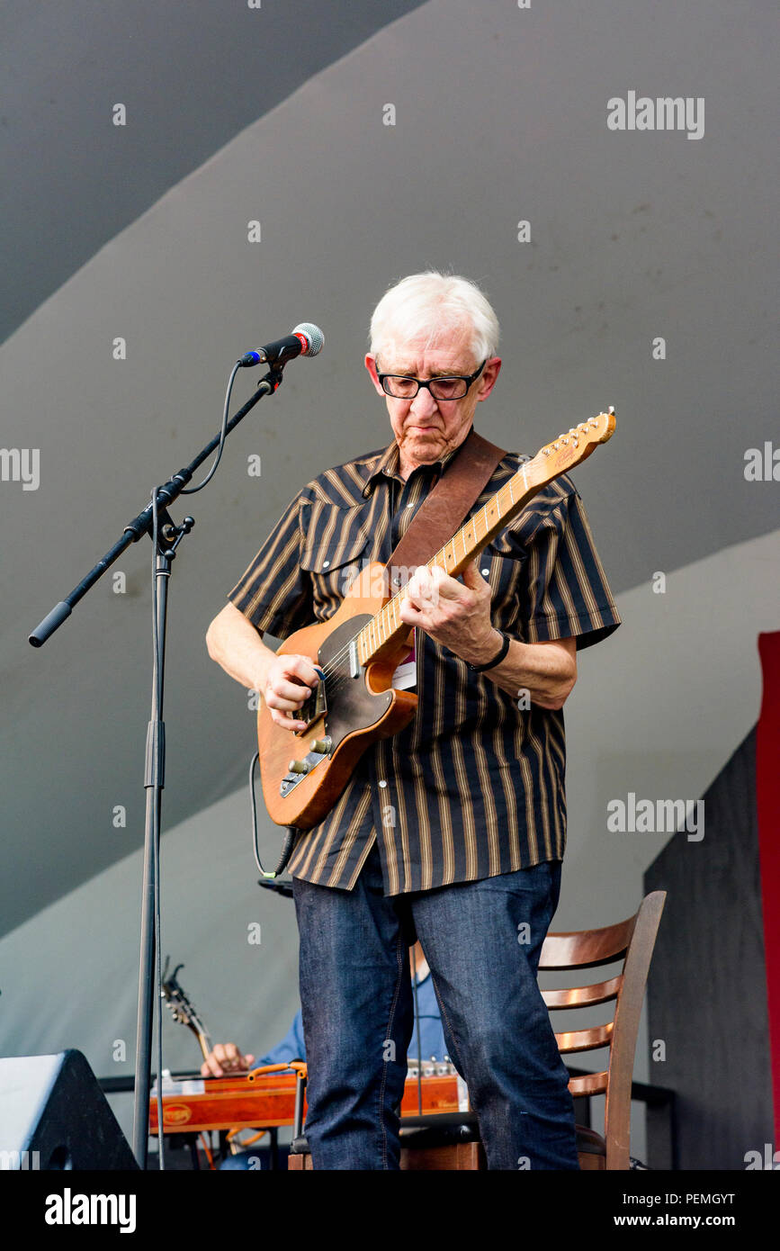 El guitarrista Bill Kirchen realiza en Edmonton, Festival de Música Folk, Edmonton, Alberta, Canadá. Foto de stock