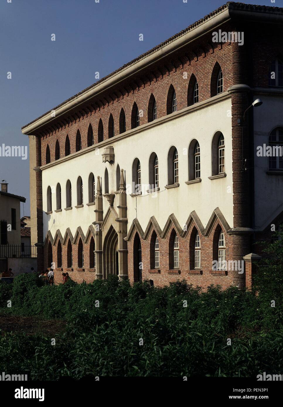 FACHADA DEL CENTRO MUNICIPAL DE CULTURA DONDE SE ENCUENTRA EL CONSERVATORIO  DE MUSICA - ANTIGUO CONVENTO DE LAS JOSEFINAS. Lugar: CENTRO MUNICIPAL DE  CULTURA, Miranda de Ebro, Burgos, España Fotografía de stock -