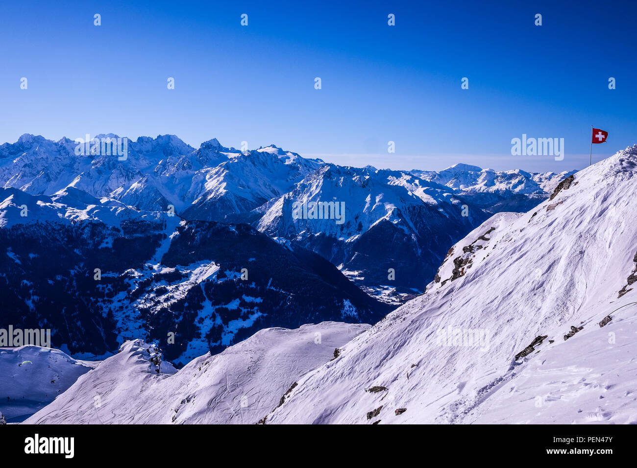 Con vistas al paisaje de las laderas de la estación de esquí de Verbier en Suiza, rodada en el invierno de 2019 Foto de stock