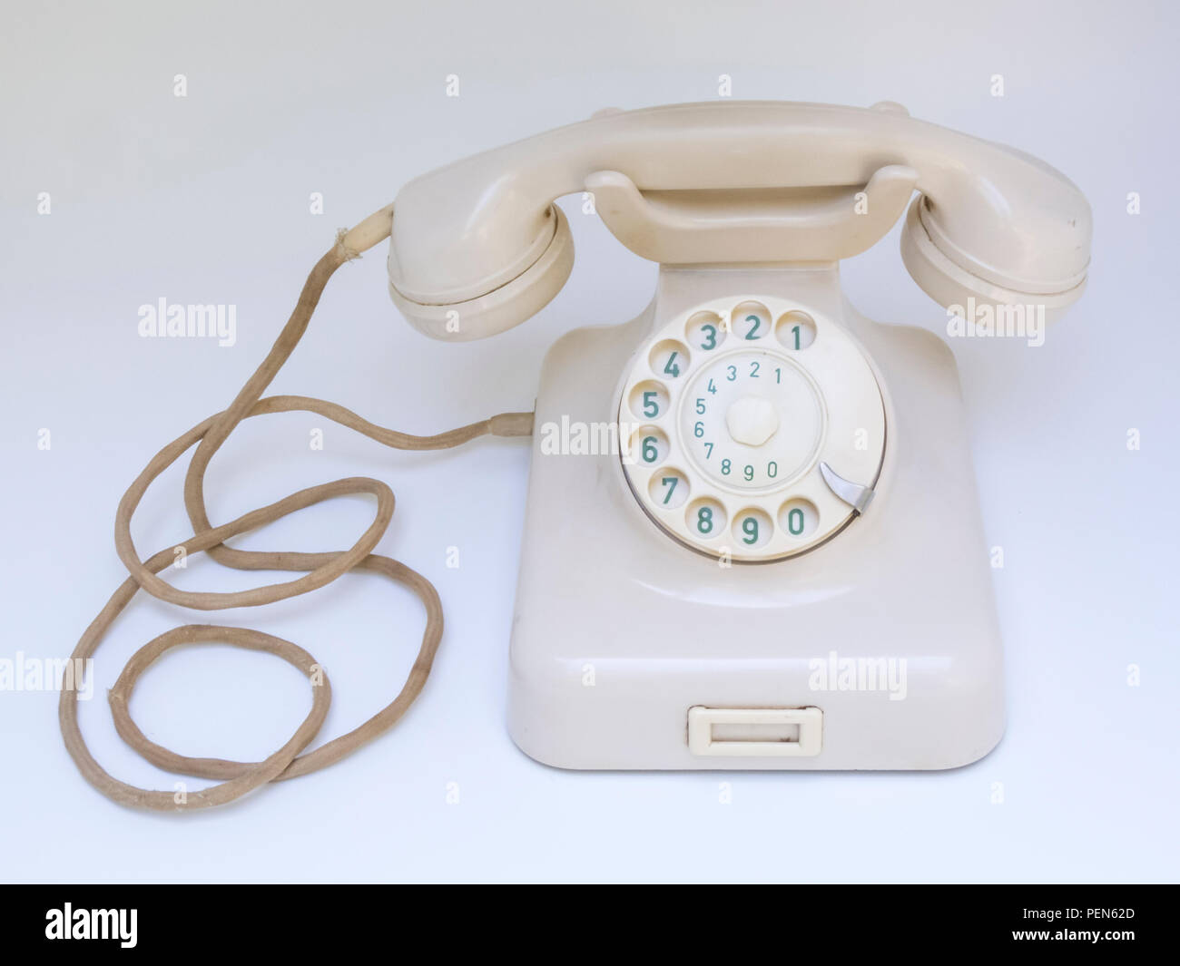 Antikes elfenbeinfarbiges Telefon W48 aus Backelit 50er Jahre Foto de stock