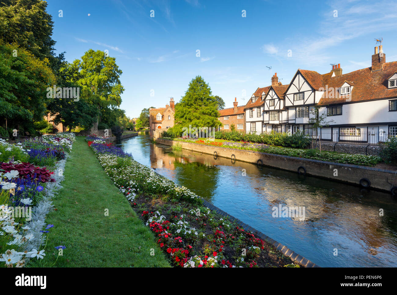 Jardines Westgate en Canterbury; cabañas se refleja en el Río Stour en una mañana de verano. Foto de stock