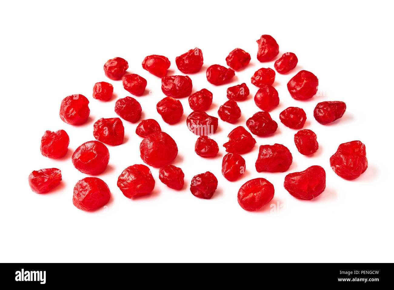 Las cerezas secas dulce aislado sobre un fondo blanco. Foto de stock