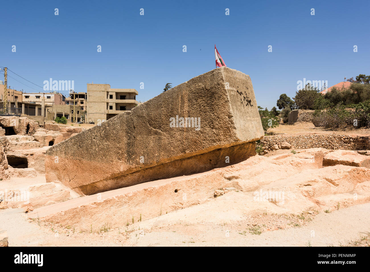 La piedra de la embarazada es la piedra tallada más grande del mundo y establece en su cantera inconclusa, cerca del complejo de templos romanos de Baalbek, en el Líbano. Foto de stock