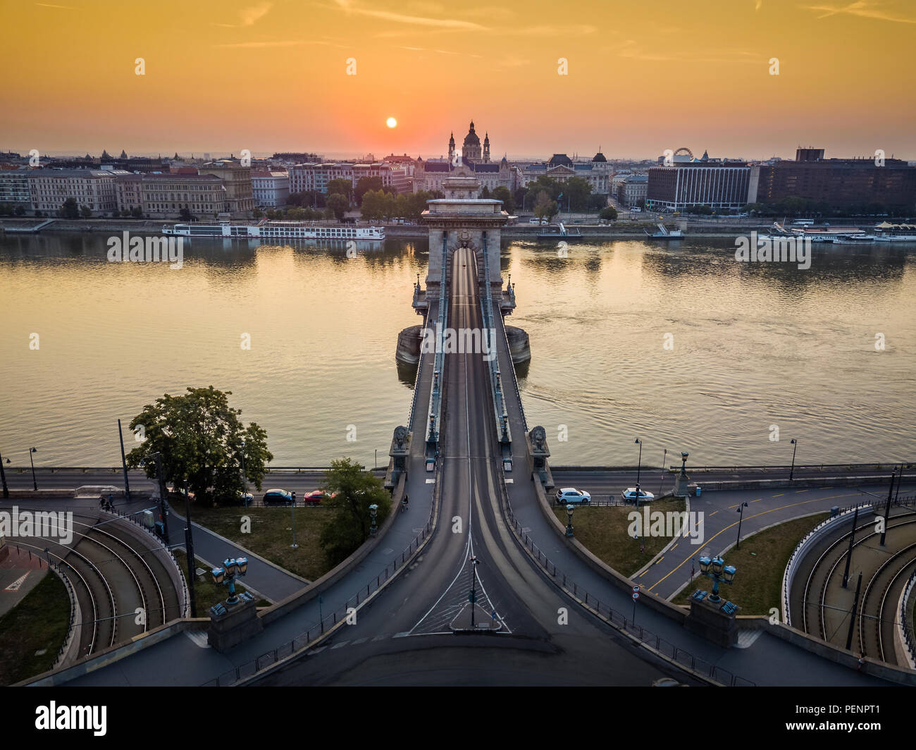 Budapest, Hungría - Amanecer en el famoso Puente de la cadena Szechenyi con basílica de San Esteban en segundo plano Foto de stock