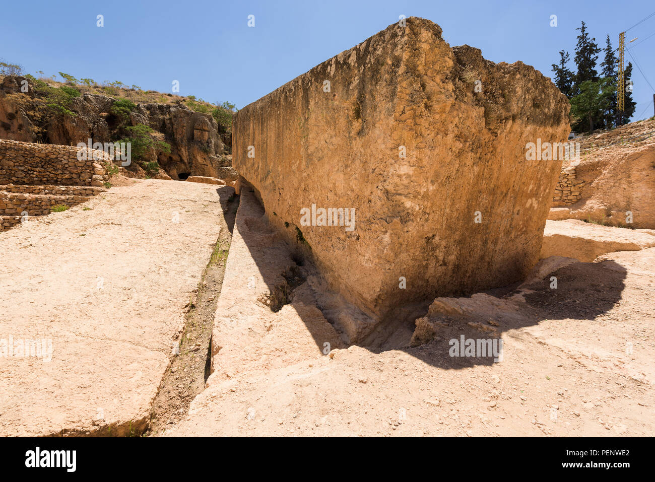 La piedra de la embarazada es la piedra tallada más grande del mundo y establece en su cantera inconclusa, cerca del complejo de templos romanos de Baalbek, en el Líbano. Foto de stock