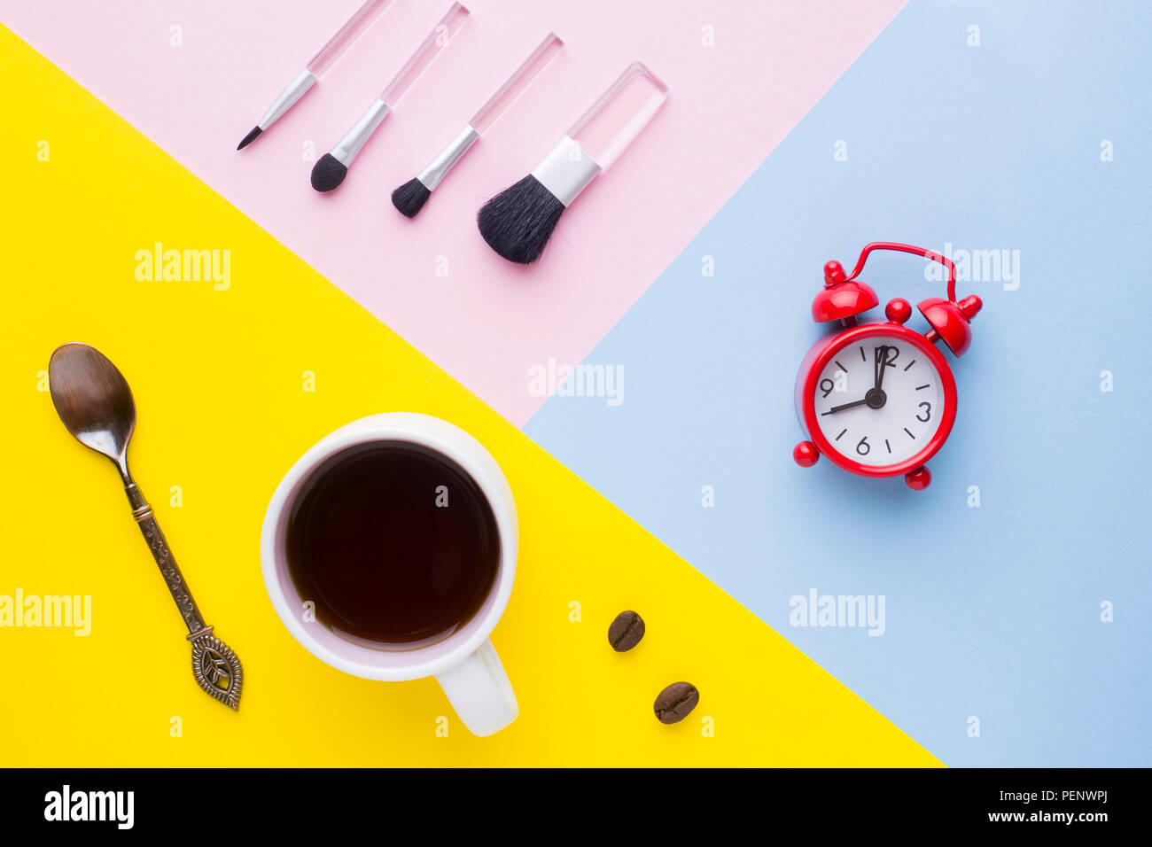 Taza de café, ver el reloj y pinceles de maquillaje en coloridos fondos. Concepto negocio mañana Fotografía de stock - Alamy Taza de café, ver el reloj y pinceles de maquillaje en coloridos fondos. Concepto negocio mañana Fotografía de stock - Alamy
