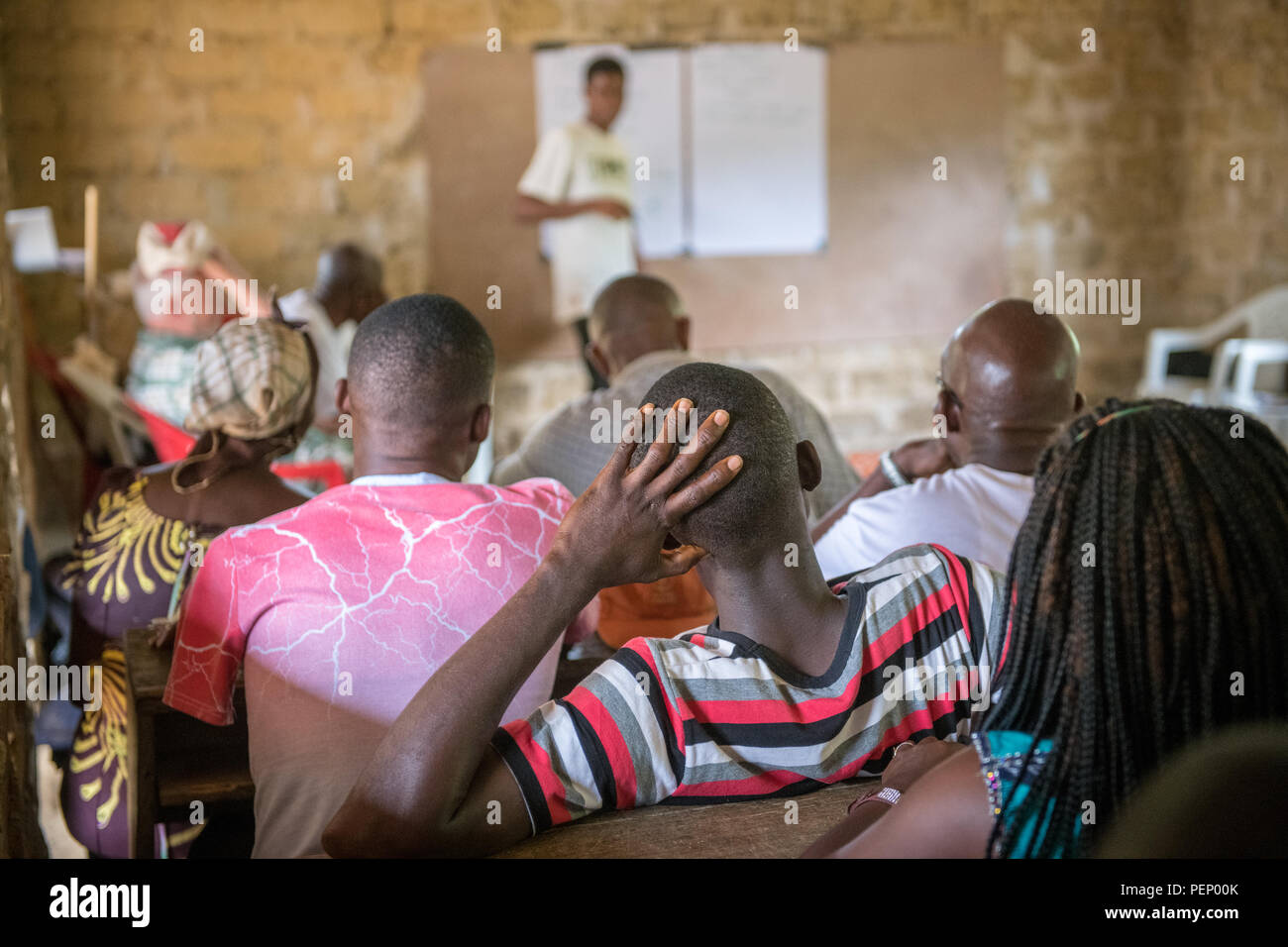 Una imagen de una audiencia escuchando a un orador en Ganta, Liberia Foto de stock