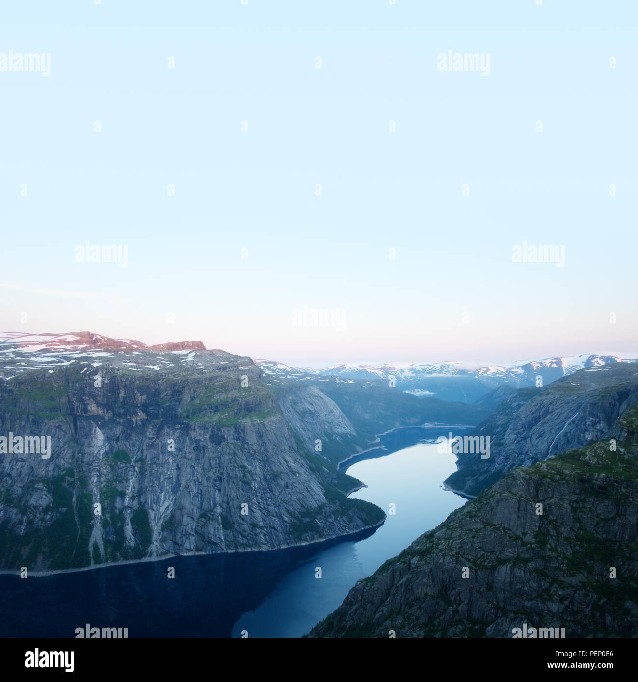Impresionantes vistas de la roca Trolltunga Ringedalsvatnet Foto de stock