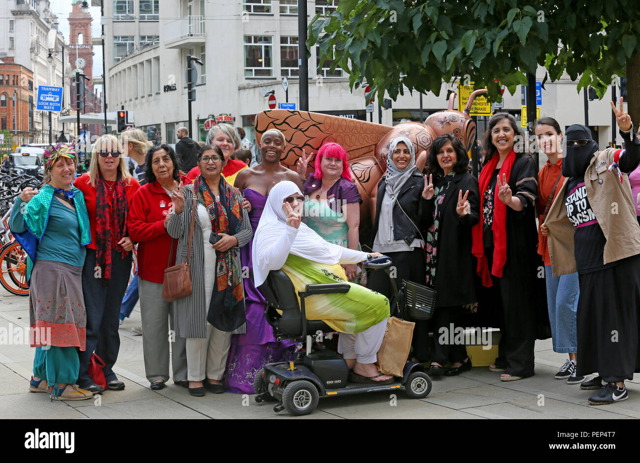 Manchester, Reino Unido. El 16 de agosto de 2018. Un grupo de mujeres se reúnen una muestra solidaridad y para enviar un mensaje de 'ya es suficiente' cantando "nuestra