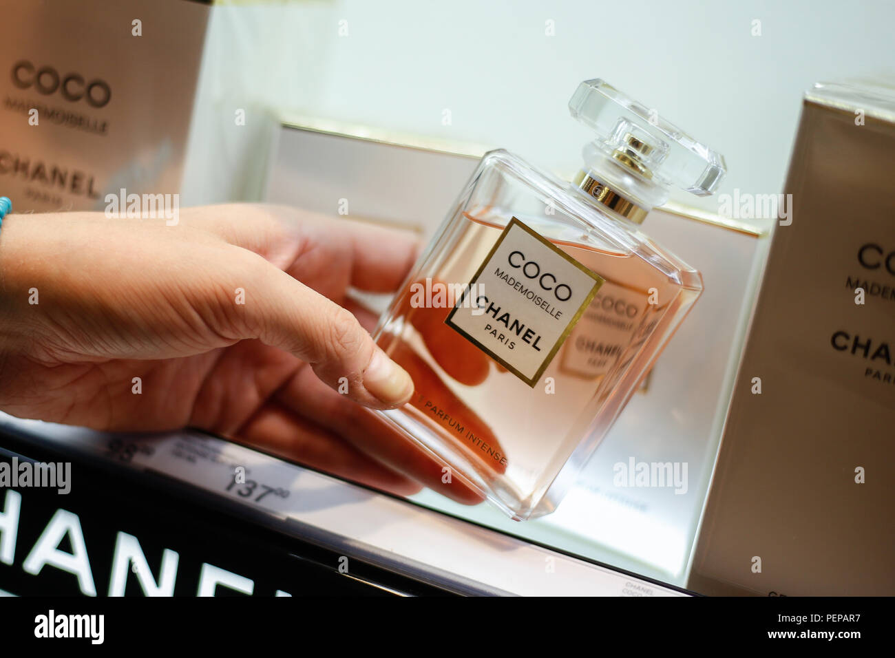 Berlín, Alemania. 16 Aug, 2018. Una mujer mirando el perfume "Coco  Mademoiselle" por Chanel París en una perfumería Douglas. Crédito: Gerald  Matzka/dpa-Zentralbild/ZB/dpa/Alamy Live News Fotografía de stock - Alamy
