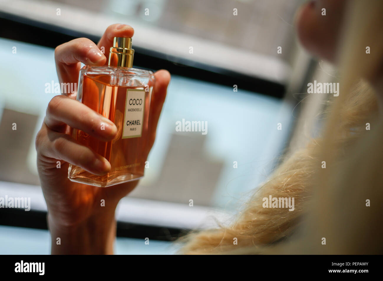Berlín, Alemania. 16 Aug, 2018. Una mujer prueba del perfume "Coco  Mademoiselle" por Chanel París en una perfumería Douglas. Crédito: Gerald  Matzka/dpa-Zentralbild/ZB/dpa/Alamy Live News Fotografía de stock - Alamy