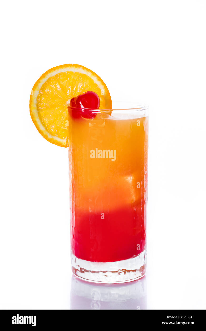Coctel Tequila Sunrise Aislado Sobre Fondo Blanco Fotografia De Stock Alamy