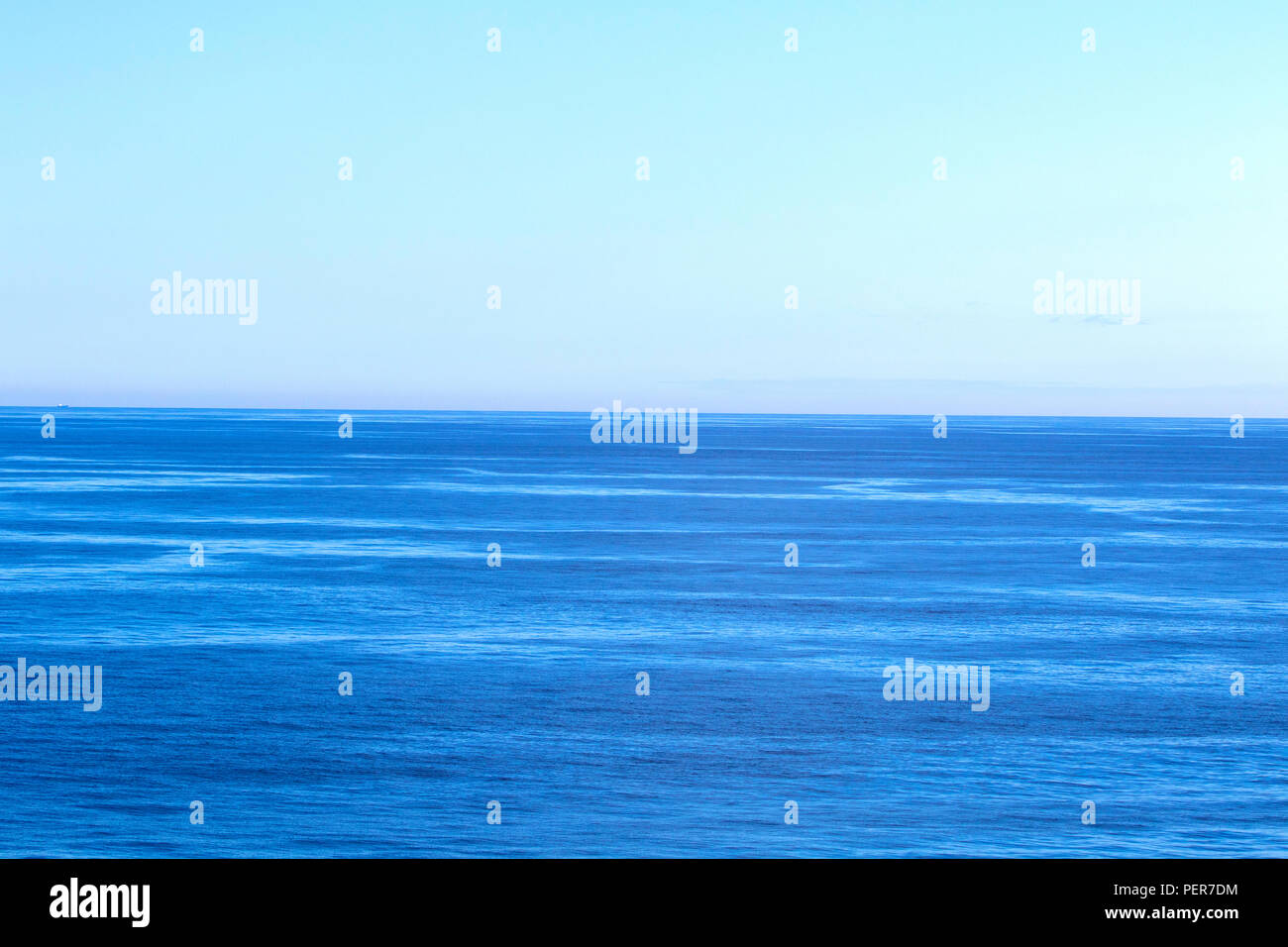 Calma azul mar Mediterráneo en verano Foto de stock