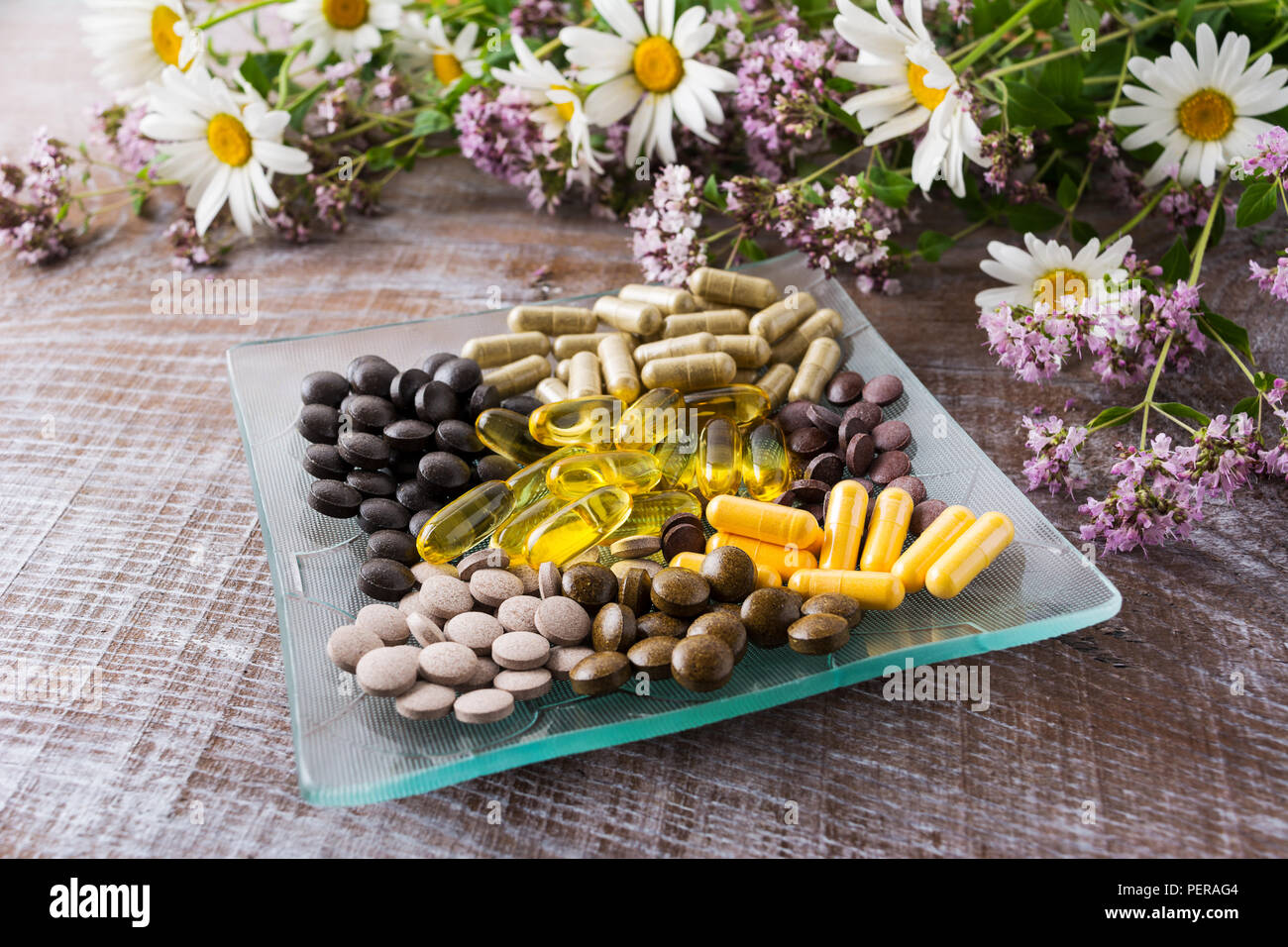 Pastilla de aceite de orégano fotografías e imágenes de alta resolución -  Alamy