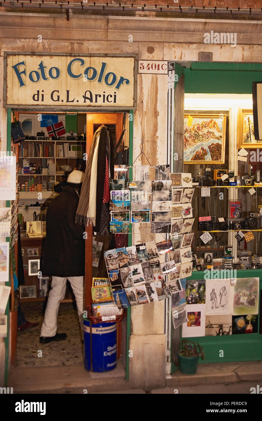 Foto Color, Calle Larga Giacinto Gallina, Cannaregio, Venecia: una antigua tienda de fotografía Foto de stock