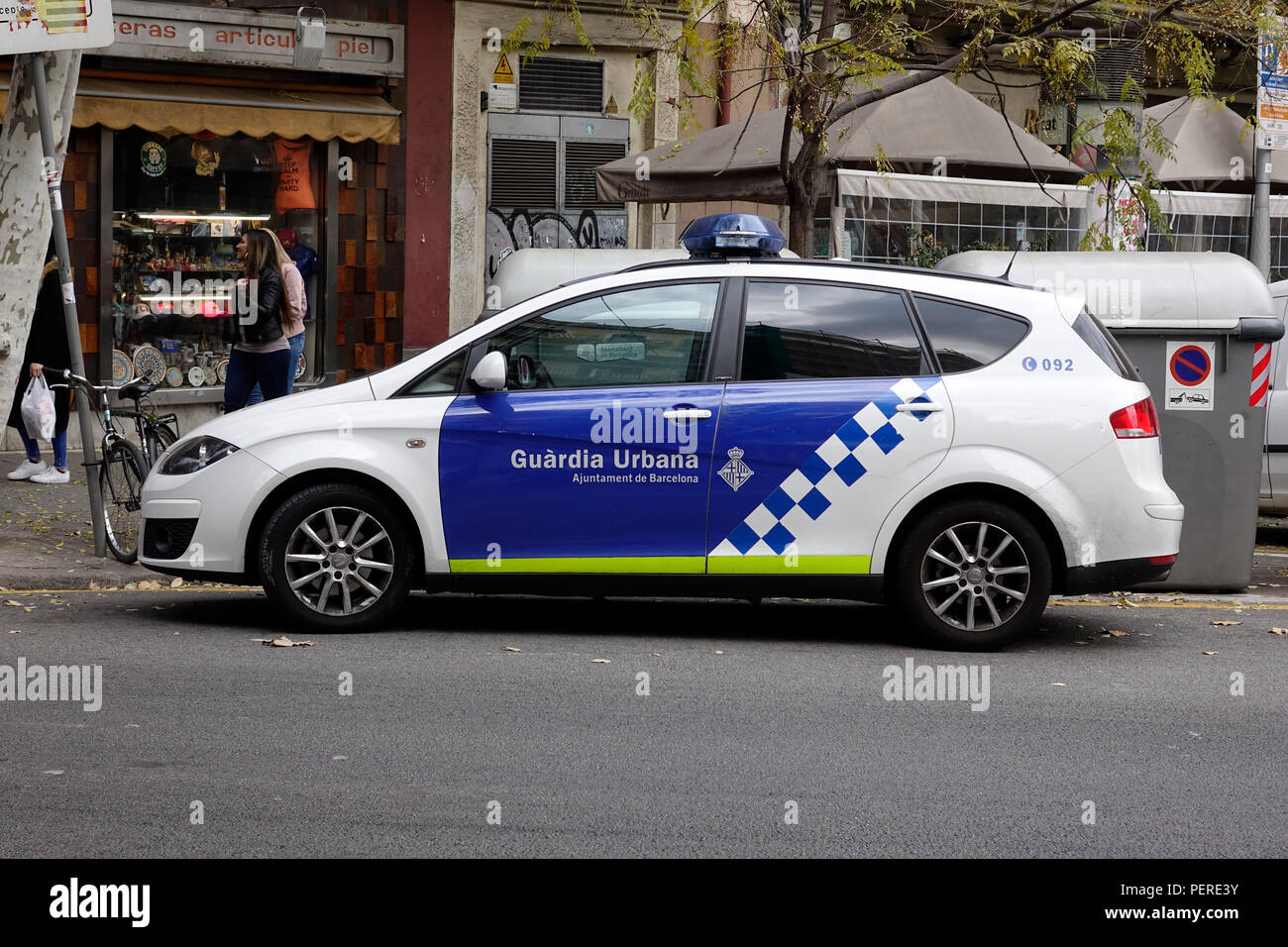 Un coche de la policía de la Guardia Urbana de Barcelona un Policía Municipal en Barcelona España Foto de stock