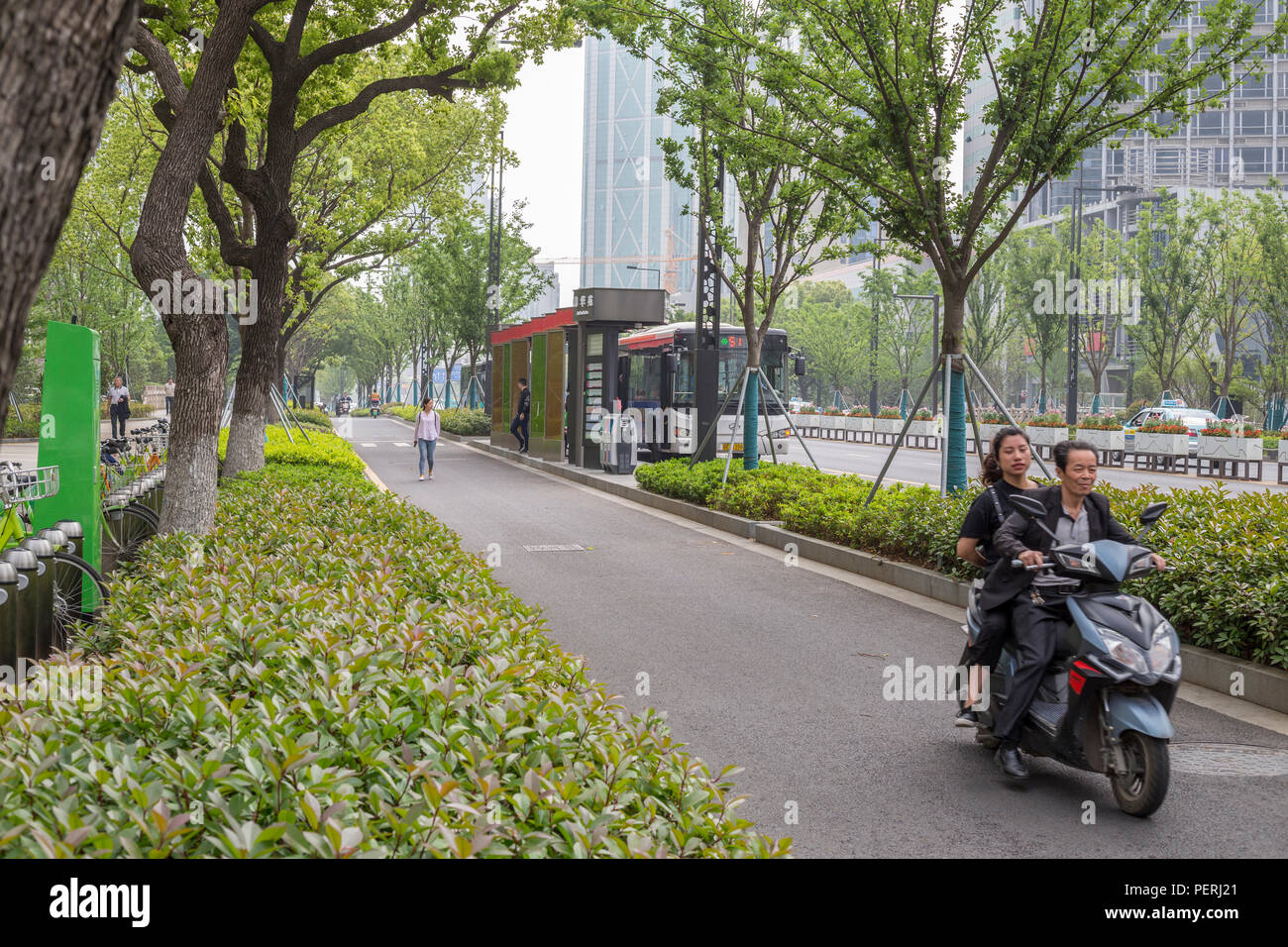 Suzhou, Jiangsu, China. Muchas ciudades tienen carriles dedicados al uso de motos, bicicletas y otros vehículos pequeños. Foto de stock