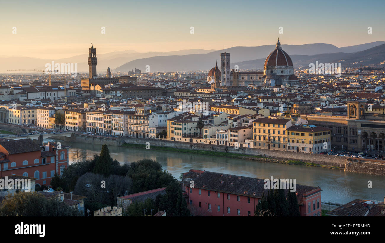 Florencia, Italia - 22 de marzo de 2018: monumentos, incluyendo la catedral y el Palazzo Vecchio de pie en la ciudad renacentista de Florencia, con el Foto de stock