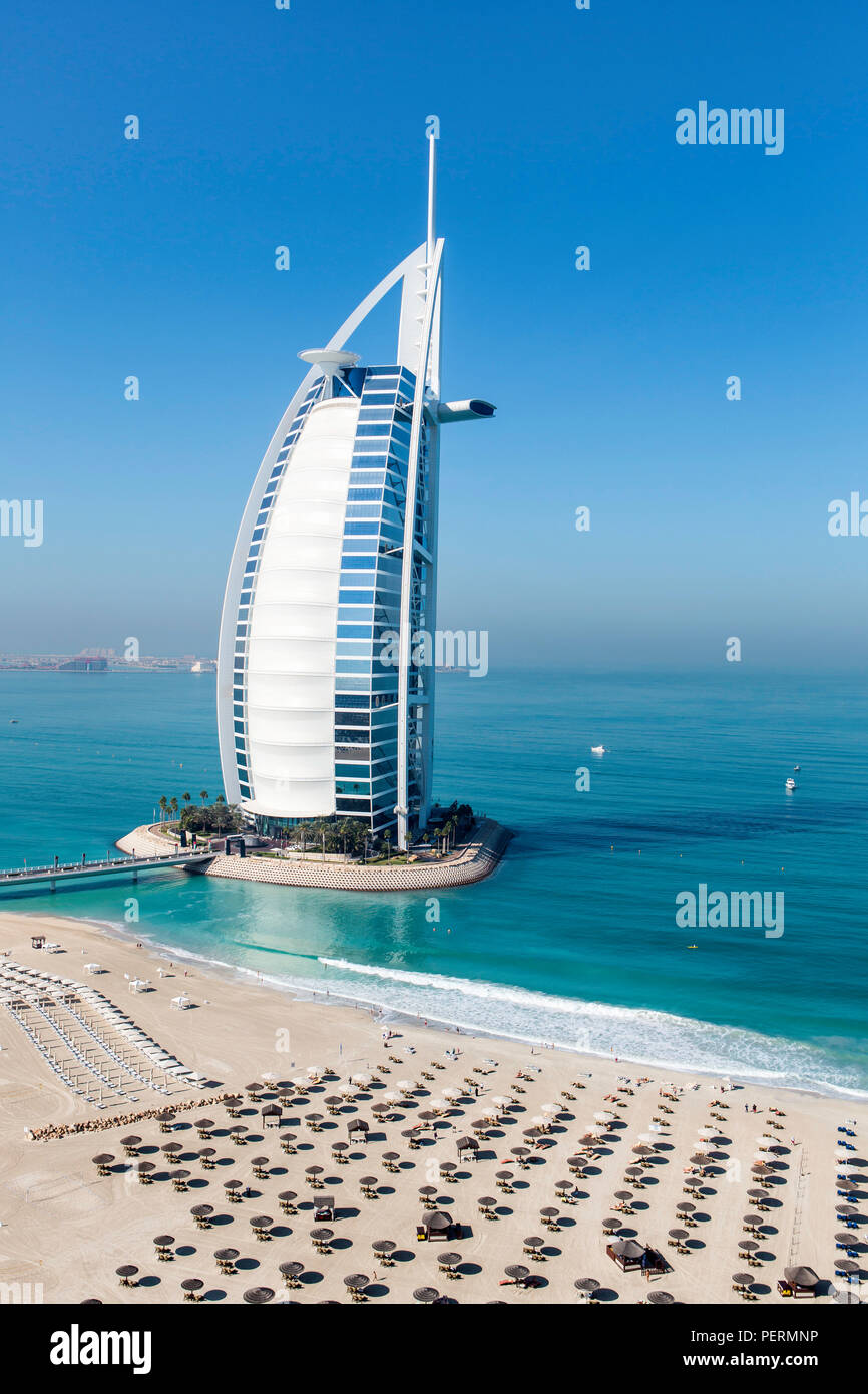 La playa de Jumeirah, el Burj Al Arab Hotel, Dubai, Emiratos Árabes Unidos, Oriente Medio Foto de stock