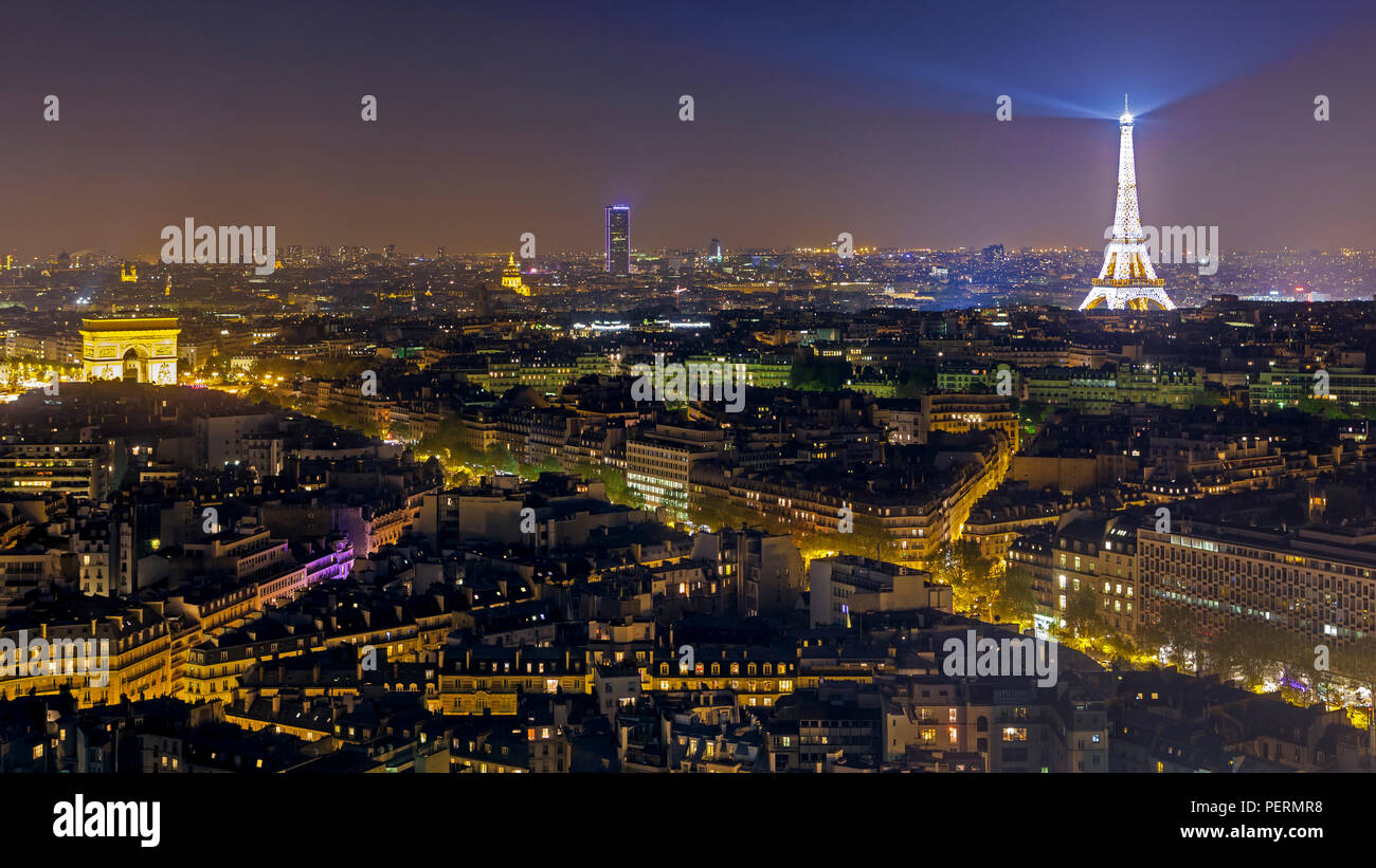 Niveles elevados de las vistas de la ciudad con la Torre Eiffel en la distancia, París, Francia, Europa Foto de stock