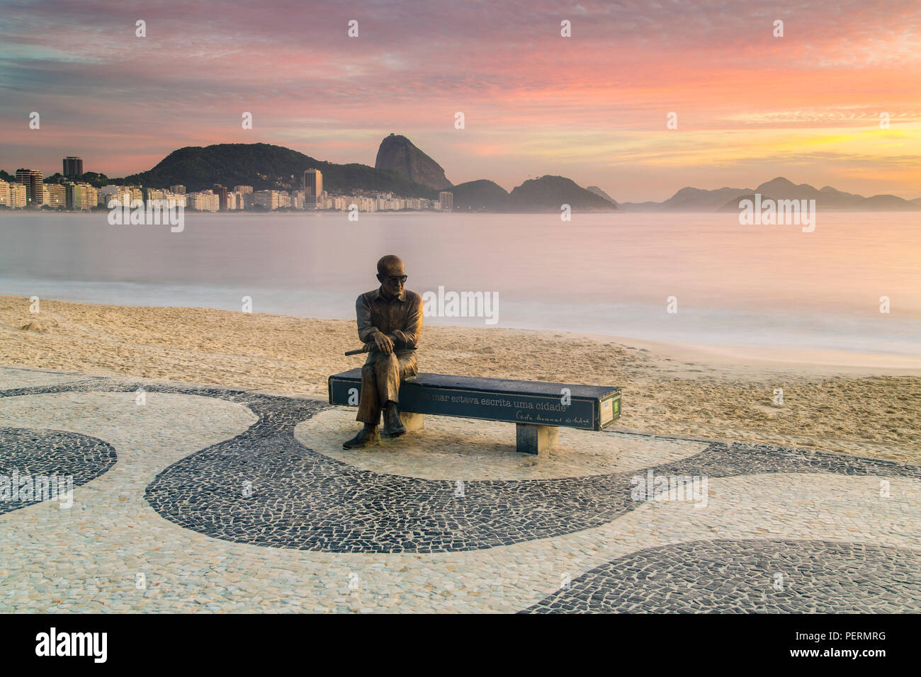 Poeta brasileño Carlos Drummond de Andrade estatua en la acera de la playa de Copacabana, Río de Janeiro, Brasil, América del Sur Foto de stock