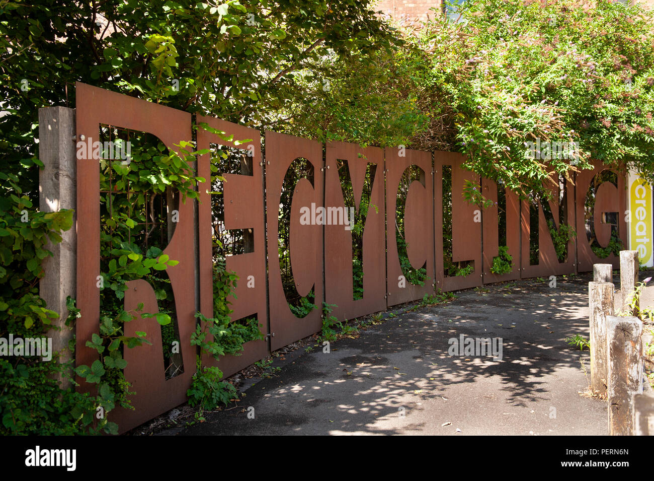 Gran "Reciclado" signo en crear en Bristol, Reino Unido Foto de stock