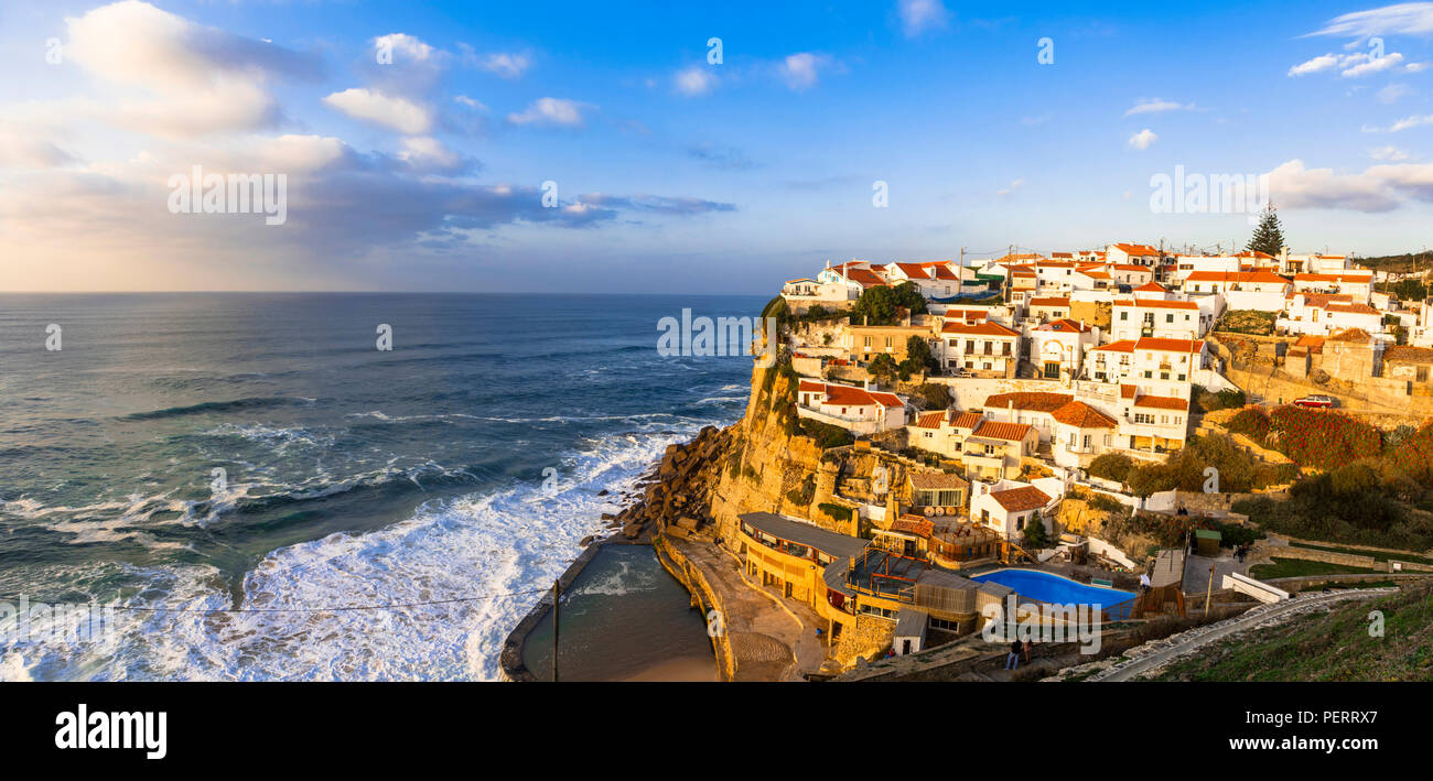 Impresionante Azenhas do Mar a lo largo de sunset,Portugal. Foto de stock