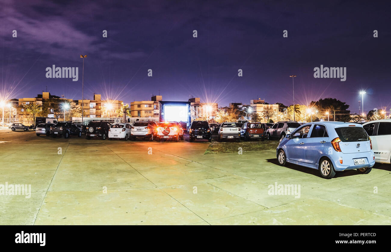 Campo Grande, Brasil - Agosto 16, 2018: los coches aparcados en la Praca do Papa plaza para ver películas en el interior del coche. Cine evento Autorama, drive-in, open air ci Foto de stock