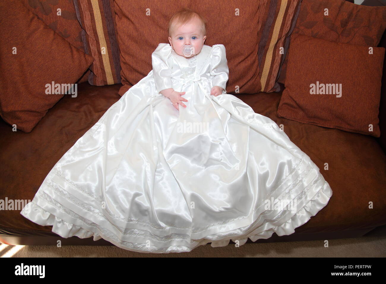 Niña de 6 meses en su vestido de bautizo Fotografía de stock - Alamy