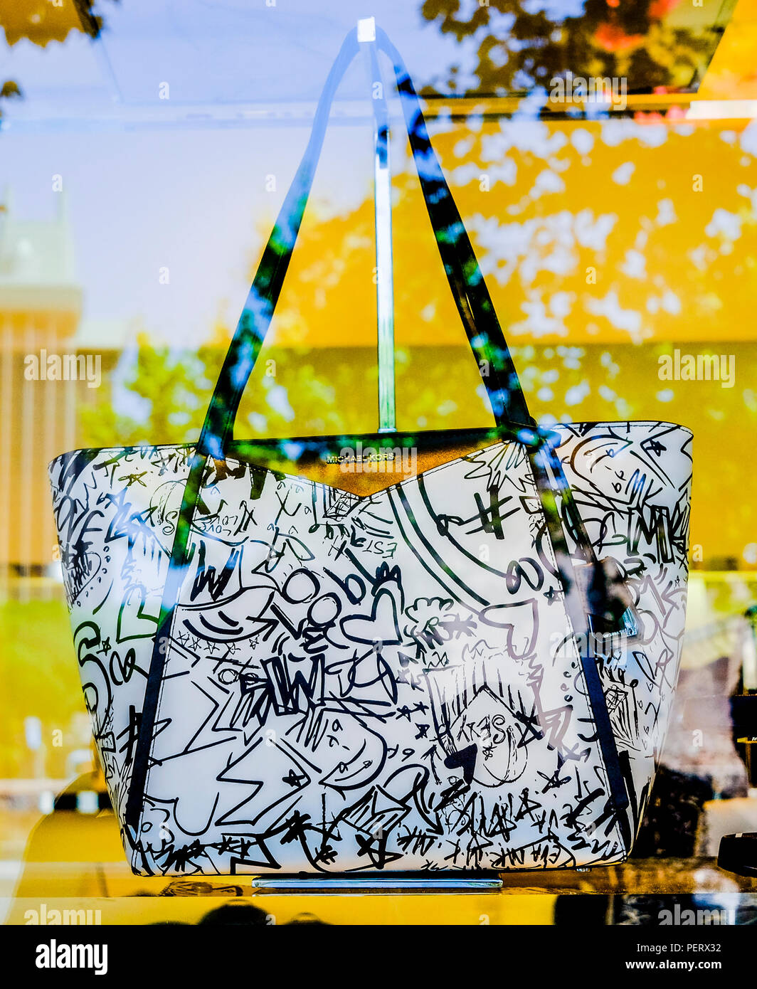 Una vista de un patrón blanco con Negro bolso de Michael Kors en Madrid,  España Fotografía de stock - Alamy