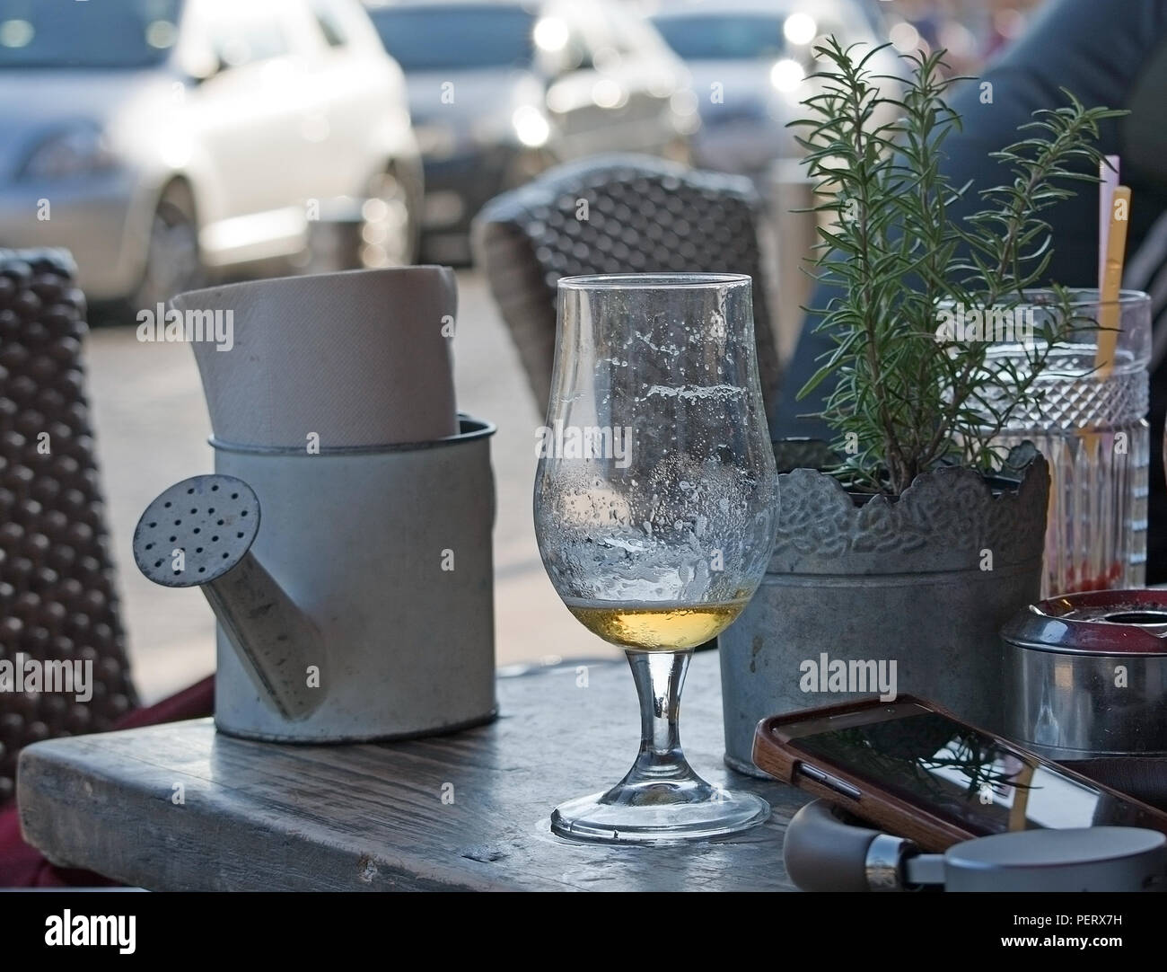 Vaso de cerveza y la regadera en una mesa en un bar en Mallorca, España. Foto de stock